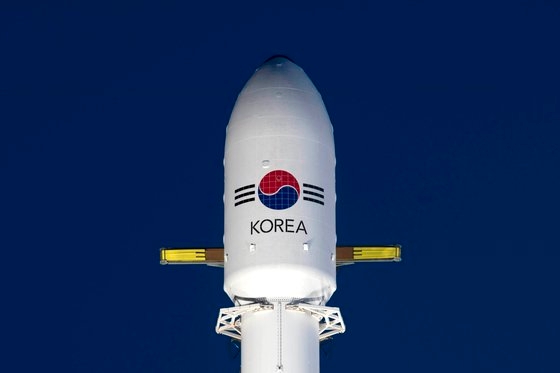 韓国軍の初の専用通信衛星「アナシス２号」を搭載した「ファルコン９」ロケットが２１日午前、米フロリダ州ケープカナベラル空軍基地で打ち上げられた。写真は発射前。［写真　防衛事業庁提供］