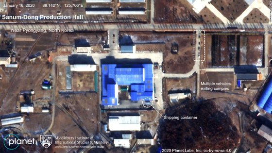 民間商業衛星「ＰｌａｎｅｔＬａｂ」が１月１６日、北朝鮮平壌付近の山陰洞ミサイル研究センターで多数の車両および大型コンテナの移動をとらえた。［ミドルベリー国際問題研究所のツイッター　キャプチャー］