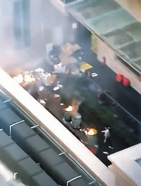 米ヒューストンの中国総領事館中で２１日に職員が書類を燃やしている姿を米国現地メディアが報道した。［ＫＰＲＣ２画面キャプチャー］