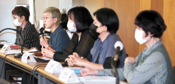 金在蓮弁護士（左から２人目）が２２日に開いた「ソウル市長による威力性暴行事件２次記者会見」で、「被害者は過去４年間、２０人余りのソウル市庁職員に被害事実を訴えた」と明らかにした。キム・サンソン記者