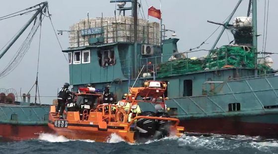 中国漁船を取り締まる韓国海洋警察