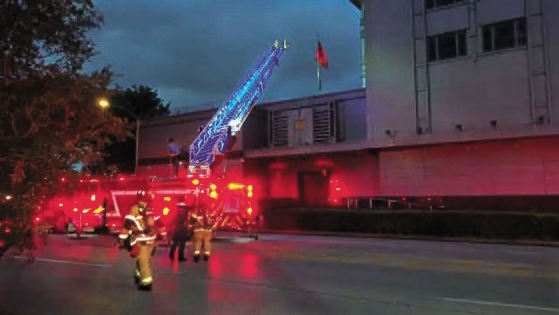 ２１日午後８時２０分ごろヒューストンの中国総領事館で火災が発生した。ヒューストン警察は領事館職員が退去前に機密文書を焼却していて火災が起こったとみている。