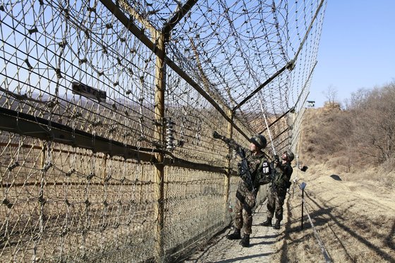 京畿道漣川地域前方ＧＯＰの鉄柵。鉄柵に白い網が細かく設置されている。［写真　韓国陸軍］