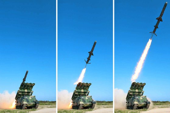 ２０１７年に北朝鮮が試験発射した新型地対艦巡航ミサイル。写真は無限軌道型（キャタピラー型）の移動式発射台から発射される巡航ミサイル。［中央フォト]