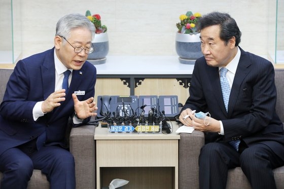 ３０日、京畿道庁接見室で話を交わす李在明・京畿道知事（左）と李洛淵・共に民主党議員（右）。
