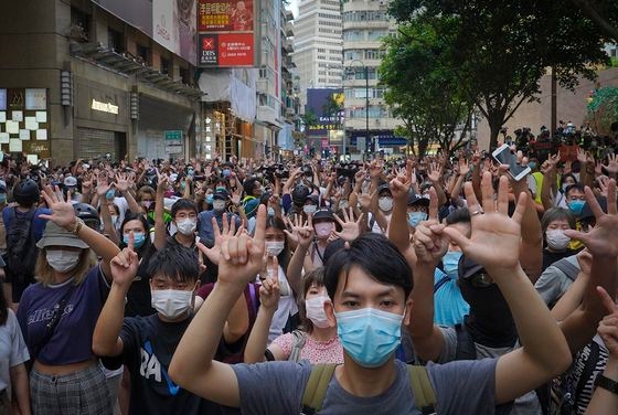 香港市民が返還２３周年記念日である先月１日、国家安全法に抗議するデモを行っている。［中央フォト］
