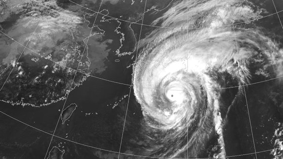 日本の気象衛星が撮影した２０１９年台風１９号と大気の川の様子。台風の目の右に、南北に縦長にまっすぐのびた雲が大気の川だ。