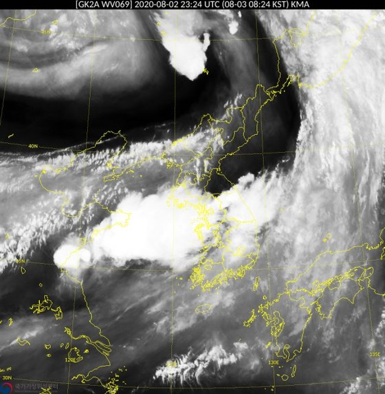 ３日午前８時２４分、千里眼衛星が撮影した韓半島周辺の雲の様子。韓半島中部地方を西から東にかけて横切る厚い雲の帯を確認することができる。夏の北太平洋高気圧の外縁に沿って大気の川が発達している。［資料　韓国気象庁］