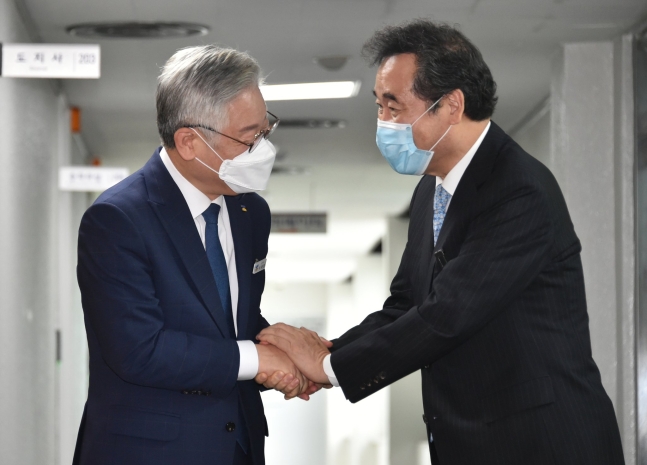 李洛淵（イ・ナギョン）共に民主党代表候補（右）が３０日午前、京畿道庁で李在明（イ・ジェミョン）知事と握手している。　イム・ヒョンドン記者