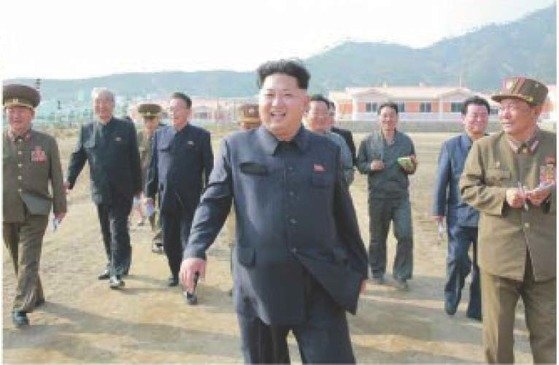 北朝鮮の金正恩（キム・ジョンウン）国務委員長が２０１５年、羅先市（ラソンシ）先鋒（ソンボン）地区に水害復旧作業の現地指導に現れたときの様子。［中央フォト］