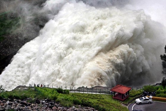 ２００６年７月１９日、昭陽江ダムが５つの水門を開いて放流を開始する様子。