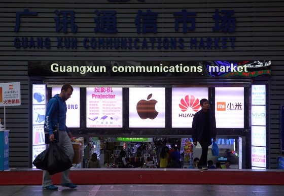 中国深センのある大型電子商店街に主要スマートフォンメーカーのロゴが掲げられている。