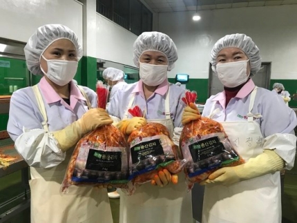 慶尚北道西安東農協豊山キムチ工場で従業員が包装された製品を見せている。キム・ジョンソク記者