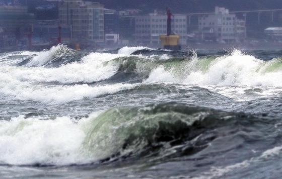 １０日、台風５号の影響で高波が海岸に打ち寄せている釜山・海雲台海水浴場の近海。ソン・ポングン記者