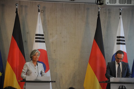康京和外交部長官とドイツのハイコ・マース外相が１０日（現地時間）、ドイツ・ベルリンで開かれた「第２回韓独外相戦略対話」が終わった後、記者会見を行っている。［写真　外交部］