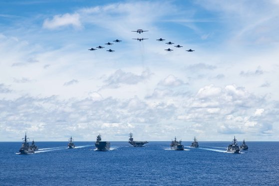７月２１日、フィリピン沖で米国・豪州・日本の艦隊と戦闘機編隊が「自由で開かれたインド太平洋」に向けた訓練をしている。　［米海軍フェイスブック］