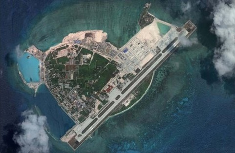 南シナ海のウッディー島（中国名・永興島）の衛星写真。滑走路が島の大部分を占めている。［グーグルアース　キャプチャー］