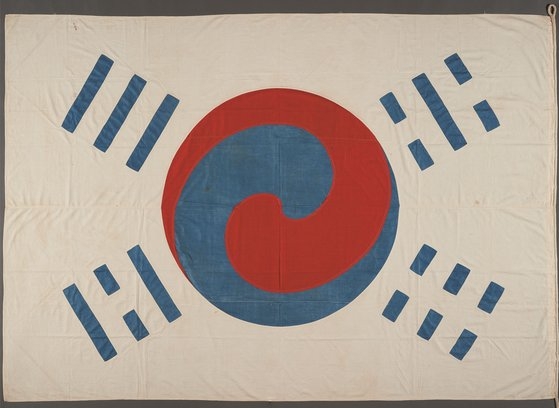 国立中央博物館が光復節７５周年を迎え１４日から２０日まで特別公開する「高宗がデニーに下賜した太極旗」（登録文化財第３８２号）。韓国に残っている最も古い太極旗だ。［写真　国立中央博物館］