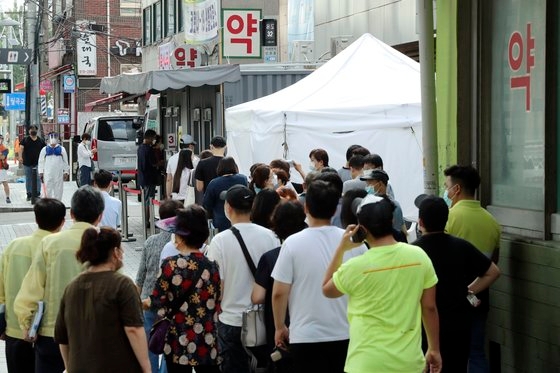 ソウル市で一日の新型コロナ感染者が１４６人に増えた１６日午後、ソウル城北区の保健所に設置された選別診療所で市民が検査を待っている。キム・ソンリョン記者