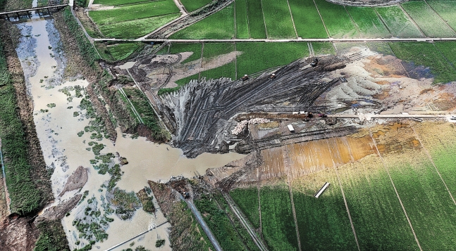 栄山江の支流である文平川の堤防が集中豪雨で崩れて復旧作業が真っ最中だ。フリーランサーのチャン・ジョンピル