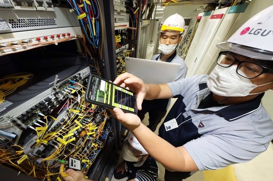 ソウル・上岩洞のＬＧユープラス社屋にあるデジタルユニット（ＤＵ）装備を社員が点検している。ＤＵは５Ｇ基地局網の核心装備で、ＬＧユープラスはソウルと京畿北部地域基地局でファーウェイの装備を使っている。［写真　ＬＧユープラス］