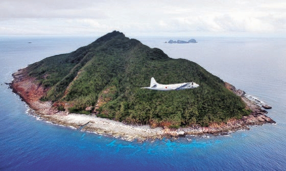 中国・日本・台湾が自国の領土と主張する尖閣諸島（中国名・釣魚島）を海上自衛隊所属のＰ－３Ｃ哨戒機が飛行している。［中央フォト］