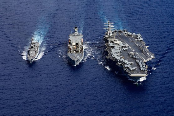日本と米国が１５～１８日、東シナ海で空中・海上実動演習を進めている。右側は米軍の原子力空母「ロナルド・レーガン」。［写真　海上自衛隊ツイッター］