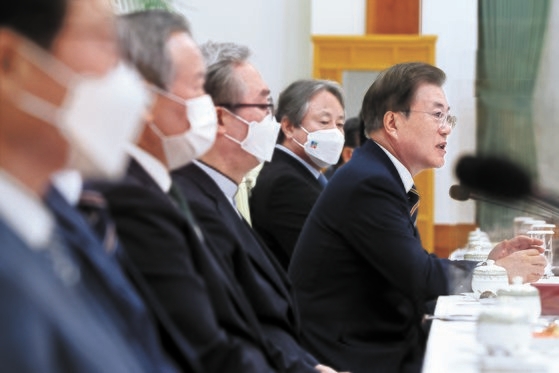 文在寅大統領が２７日、韓国プロテスタント教会の指導者らを青瓦台に招いて新型肺炎の拡大防止に向けた政府の努力に対する教会の協力を呼びかけた。［写真　青瓦台写真記者団］