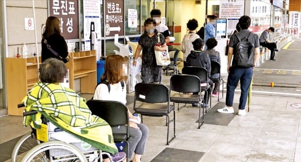 医師のストライキが２日間連続で続いた２７日、ソウル盤浦洞にあるソウル聖母病院の救急診療センターの前で感染者と保護者が順番を待っている。ヤン・ギルソン記者