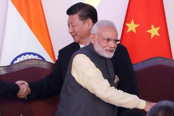中国の習近平国家主席（左）とインドのモディ首相。［中央フォト］