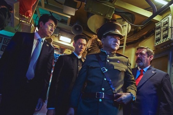 映画『鋼鉄の雨２』のワンシーン。北朝鮮の原子力潜水艦を背景に、南北と米国、中国、日本が登場する。［写真　ロッテエンターテインメント］