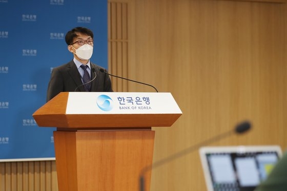 韓国銀行のパク・ソンビン国民勘定部長が１日に４－６月期の国民所得に関する説明をしている。［写真　韓国銀行］