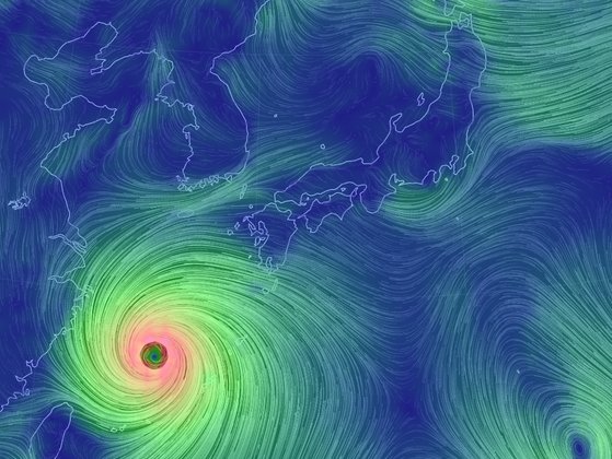台風９号は１日午前９時基準で中心気圧９３５ヘクトパスカルの非常に強い台風に発達した。暖かい海水からエネルギーを吸収して発達しながら北上し、１日夜に済州島から影響圏に入るものとみられる。［資料　気象庁］