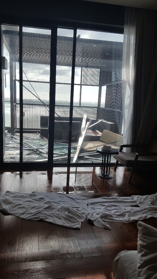 台風９号の影響で３日釜山機張郡にあるアナンティコーブの客室の窓ガラスが割れるなど宿泊客が大きな被害を受けた。［写真　読者提供］