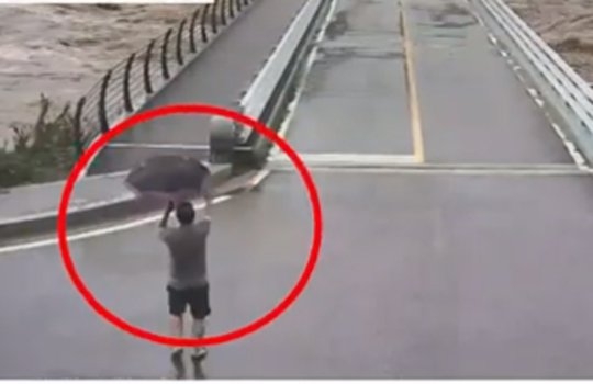 台風９号「ＭＡＹＳＡＫ（メイサーク）」が強打した３日、江原道平昌（カンウォンド・ピョンチャン）で橋が崩壊するわずか３０秒前に、ある男性がジェスチャーを使って車両進入を防ぎ、人命被害を防いだ。