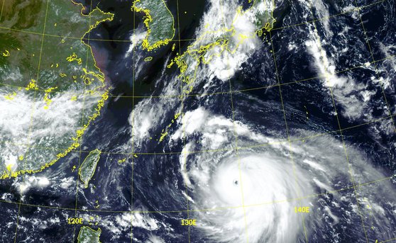 韓国の気象衛星「千里眼２Ａ」から見た台風１０号。台風の目がはっきりと見える。　気象庁