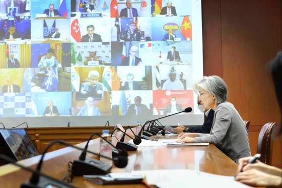康京和（カン・ギョンファ）外交部長官が３日午後、Ｇ２０臨時外相テレビ会議に参加した。［外交部提供］