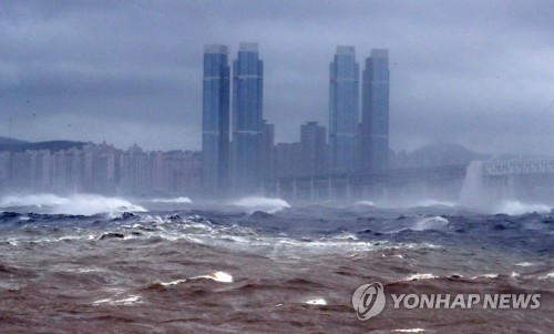 台風１０号「ＨＡＩＳＨＥＮ（ハイシェン）」が釜山（プサン）に接近中の７日午前、釜山海雲台（ヘウンデ）と水営区（スヨング）広安（クァンアン）大橋一体の海上に波が荒々しく打ち寄せている。［写真　聯合ニュース］