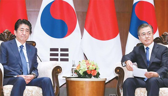 昨年９月、ニューヨーク国連総会に出席して首脳会談を行う韓国の文在寅大統領と安倍晋三首相。［中央フォト］