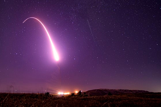 昨年１０月２日（現地時間）、米カリフォルニア州ヴァンデンバーグ空軍基地から大陸間弾道ミサイル（ＩＣＢＭ）ミニットマン３が試験発射された。核弾頭は搭載されていない。［米空軍］