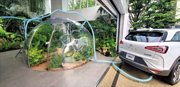 １６日、東京渋谷区代官山の複合文化空間「ＴＳＵＴＡＹＡ　Ｔ－ＳＩＴＥ」外部展示場に現代自動車の燃料電池車「ＮＥＸＯ」が展示されている。ＮＥＸＯが排出する水とエネルギーを室内庭園に連結してエコカーのイメージを表している。　チョン・ヨンヒョ特派員