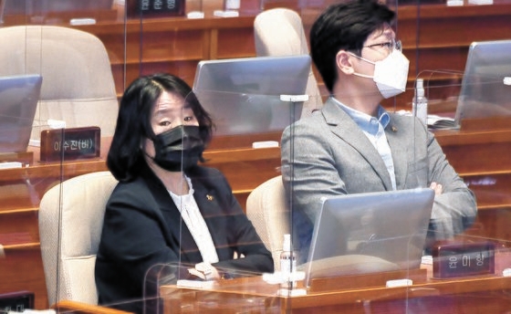 与党「共に民主党」の尹美香（ユン・ミヒャン）議員（左）が１６日、国会本会議に出席した。民主党はこの日、最高委員会議を開いて尹氏の党員権を停止することを決めた。オ・ジョンテク記者