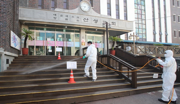 先月、釜山で防疫活動が行われている様子。［中央フォト］
