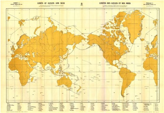 国際水路機関（ＩＨＯ）が１９５３年に発行した標準海図「大洋と海の境界」（Ｓ－２３）第３版。東海を日本海（下部凡例）と単独表記している。ＩＨＯは、第４版改正議論で韓国の東海・日本海併記提案を日本が拒否して合意に至れないことから、海名の表記はせずに固有識別番号である数字だけを表示するデジタル海図（Ｓ－１３０）を提案した。［写真　ＩＨＯ］