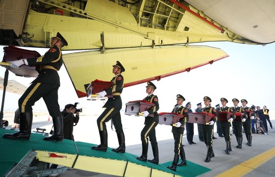 昨年４月に開催された第６回中国軍遺骨引き渡し式で、中国軍の儀仗隊が遺骨が入った奉安箱を中国空軍輸送機に運んでいる。今年は例年とは違い、９月２７日に行われる。　［空港写真記者団］