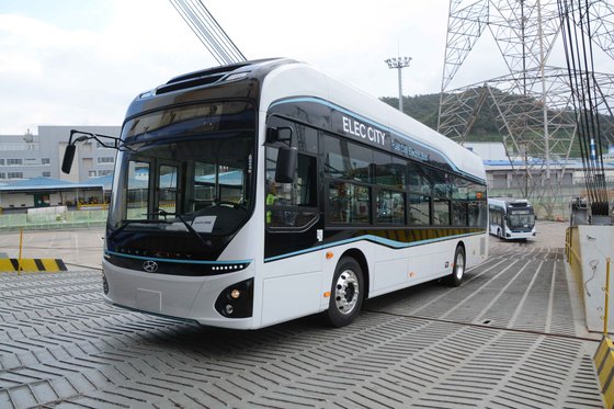 ２７日、現代車が燃料電池バス「エレクシティ」をサウジアラビアに輸出するため蔚山港で船積みしている。