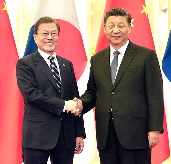 韓国の文在寅（ムン・ジェイン）大統領（左）、中国の習近平国家主席（右）