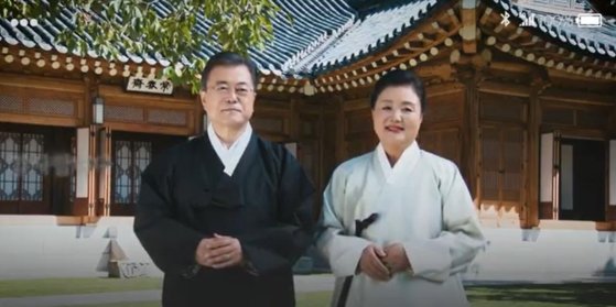 韓国の文在寅大統領（左）と金正淑夫人（右）［青瓦台映像キャプチャー］