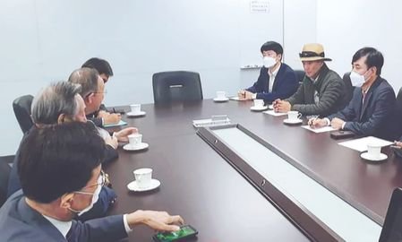 潘基文氏（左前から３人目）が５日、ソウルの潘基文財団事務室で北朝鮮軍の射殺によって亡くなった公務員イさんの実兄イ・レジンさん（右２人目）と話をしている。［写真　「国民の力」河泰慶議員のフェイスブック］