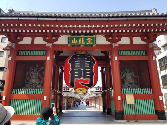 東京の代表的な観光地浅草・浅草寺雷門の姿。普段は内外からの観光客でにぎわうが新型コロナウイルスの感染拡大により市民が外出を自粛しひっそりとした姿だ。［中央フォト］